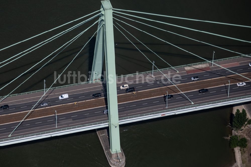 Köln aus der Vogelperspektive: Fluss - Brückenbauwerk Severinsbrücke über den Rhein in Köln im Bundesland Nordrhein-Westfalen, Deutschland