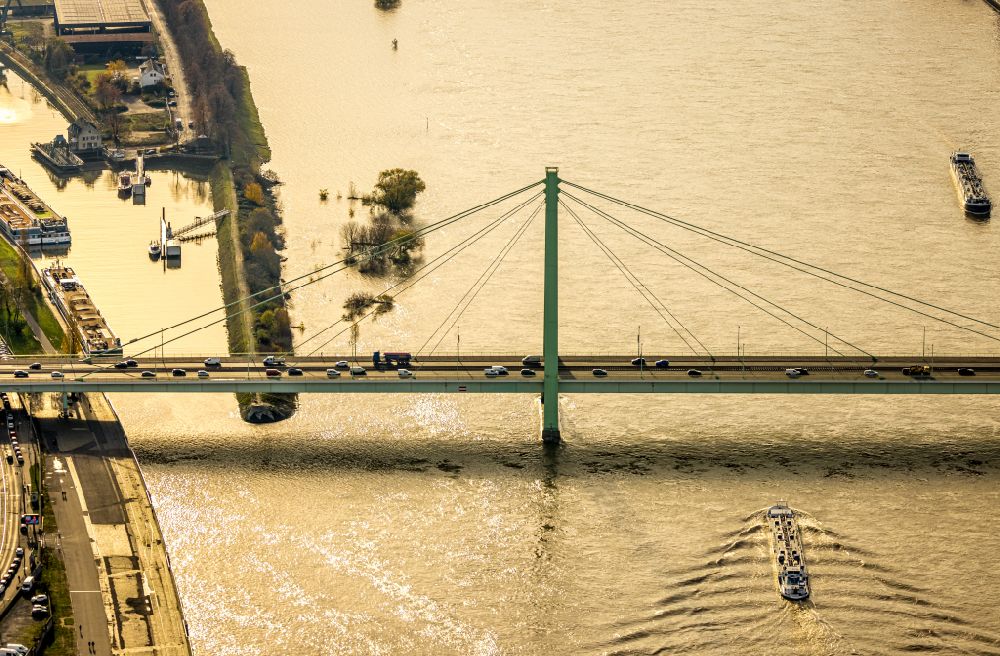Luftbild Köln - Fluß - Brückenbauwerk Severinsbrücke über den Rhein in Köln im Bundesland Nordrhein-Westfalen, Deutschland