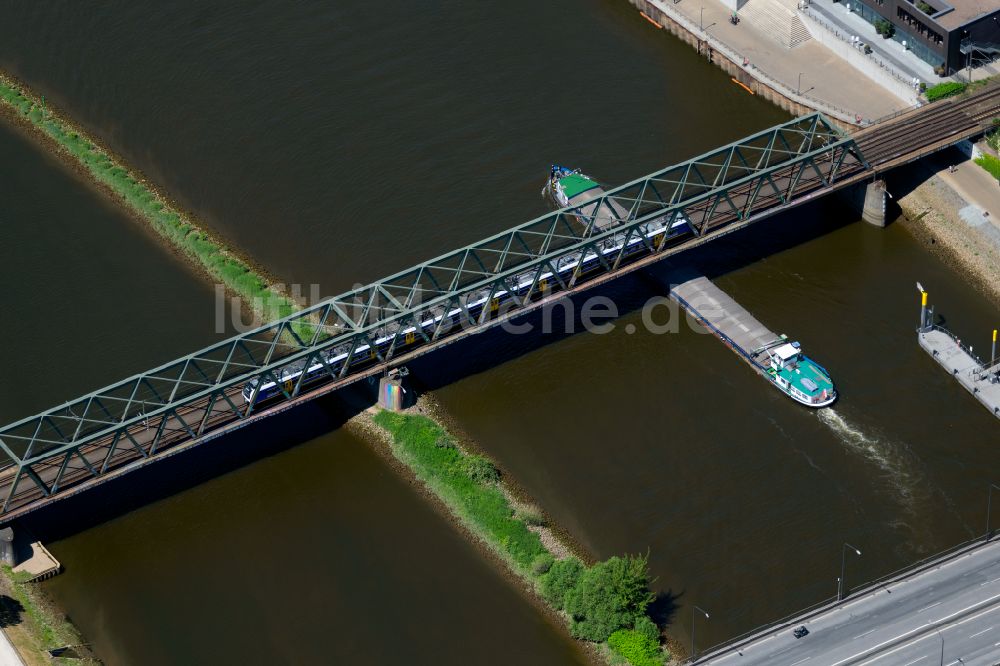 Bremen von oben - Fluß - Brückenbauwerk Stephanibrücke und Eisenbahnbrücke über dem Fluss Weser im Norden der Hansestadt Bremen