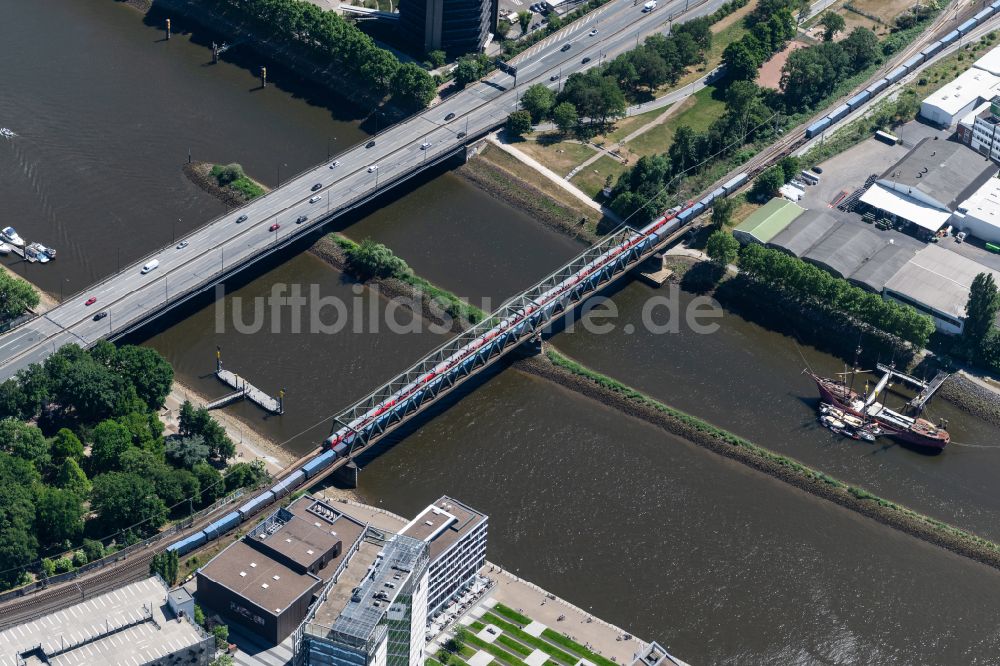 Bremen aus der Vogelperspektive: Fluß - Brückenbauwerk Stephanibrücke und Eisenbahnbrücke über dem Fluss Weser im Norden der Hansestadt Bremen