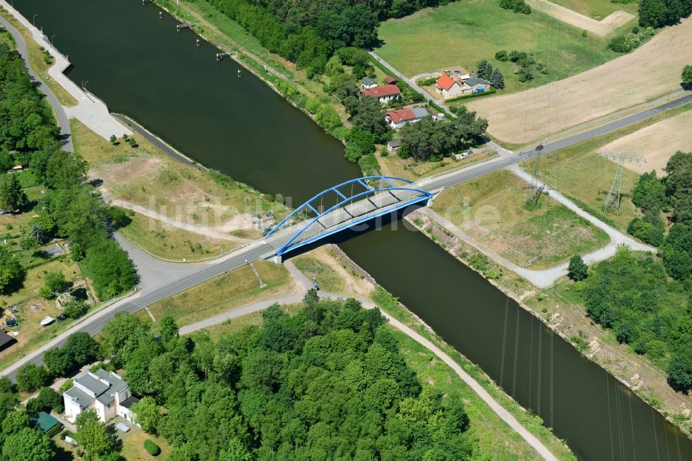 Wusterwitz aus der Vogelperspektive: Fluß - Brückenbauwerk Straßenbrücke Wusterwitz über dem Elbe-Havel-Kanal im Norden von Wusterwitz im Bundesland Brandenburg