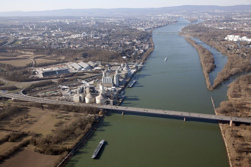 Luftbild Mainz - Fluß - Brückenbauwerk Weisenauer Brücke in Mainz im Bundesland Rheinland-Pfalz, Deutschland