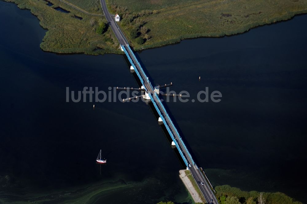 Luftaufnahme Usedom - Fluß - Brückenbauwerk Zecheriner Brücke in Usedom im Bundesland Mecklenburg-Vorpommern, Deutschland