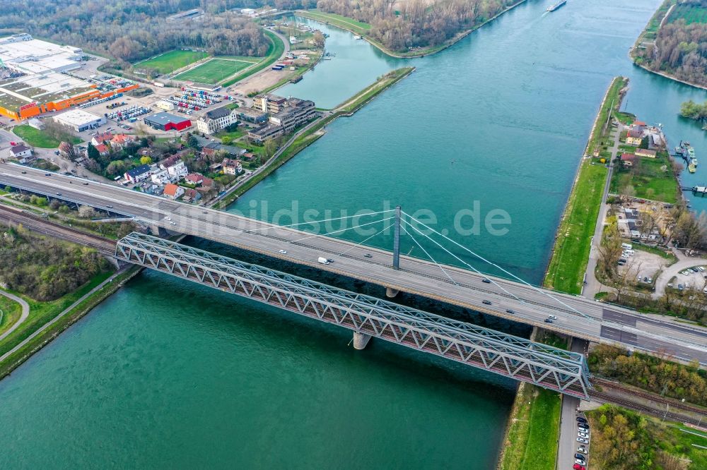 Karlsruhe von oben - Fluß - Brückenbauwerke über den Rhein bei Maxau im Ortsteil Knielingen in Karlsruhe im Bundesland Baden-Württemberg, Deutschland
