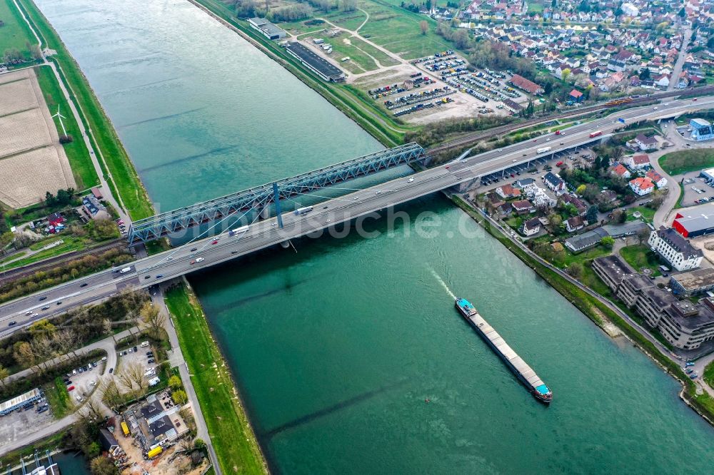 Luftbild Karlsruhe - Fluß - Brückenbauwerke über den Rhein bei Maxau im Ortsteil Knielingen in Karlsruhe im Bundesland Baden-Württemberg, Deutschland