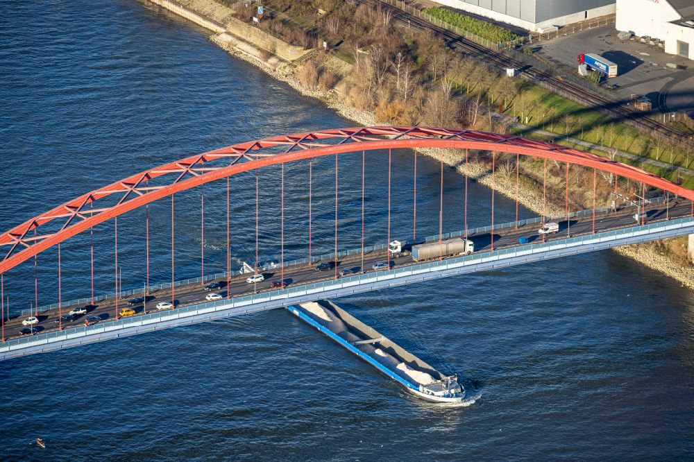 Luftaufnahme Duisburg - Fluss - Brückenbauwerk Brücke der Solidarität und Containerschiff auf dem Rhein an der Moerser Straße in Duisburg im Bundesland Nordrhein-Westfalen