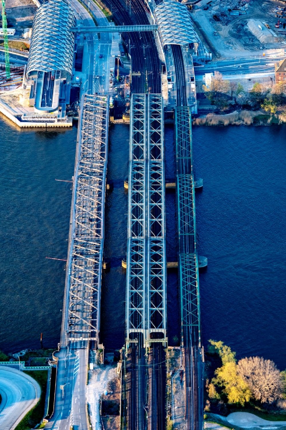 Luftbild Hamburg - Fluß - Brückenbauwerk Elbbrücken - Norderelbbrücke über die Ufer der Elbe in Hamburg, Deutschland