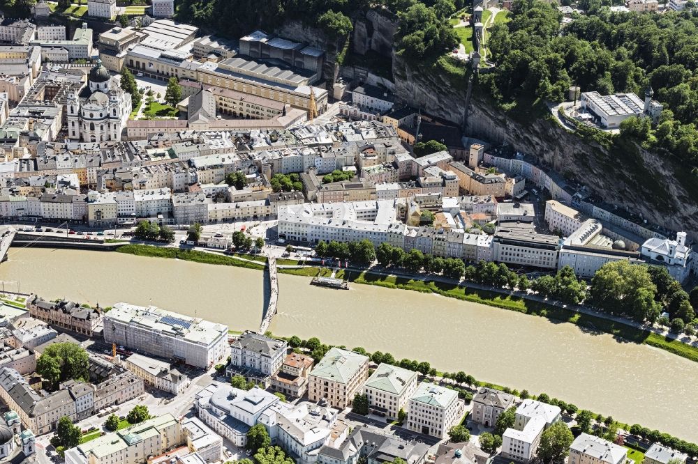 Salzburg von oben - Fluß - Brückenbauwerk Makartsteg und Amadeus Insel Bar an der Salzach in Salzburg in Österreich