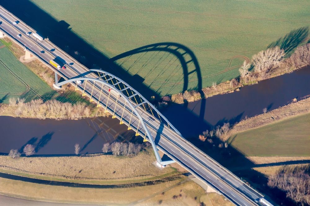 Luftbild Plötzkau - Fluß - Brückenbauwerk der A14 über den Fluß Saale in Plötzkau im Bundesland Sachsen-Anhalt