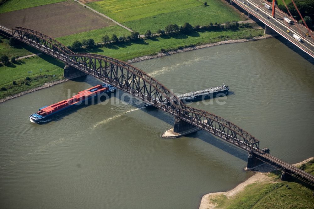 Duisburg von oben - Fluss - Brückenbauwerk über den Rhein in Duisburg im Bundesland Nordrhein-Westfalen