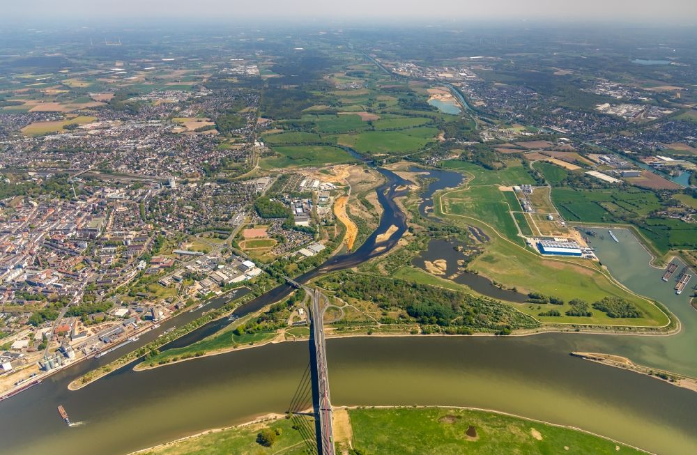 Luftbild Wesel - Fluss- Delta und Mündungsraum der Lippe und Rhein mit Niederrheinbrücke bei Wesel im Bundesland Nordrhein-Westfalen, Deutschland