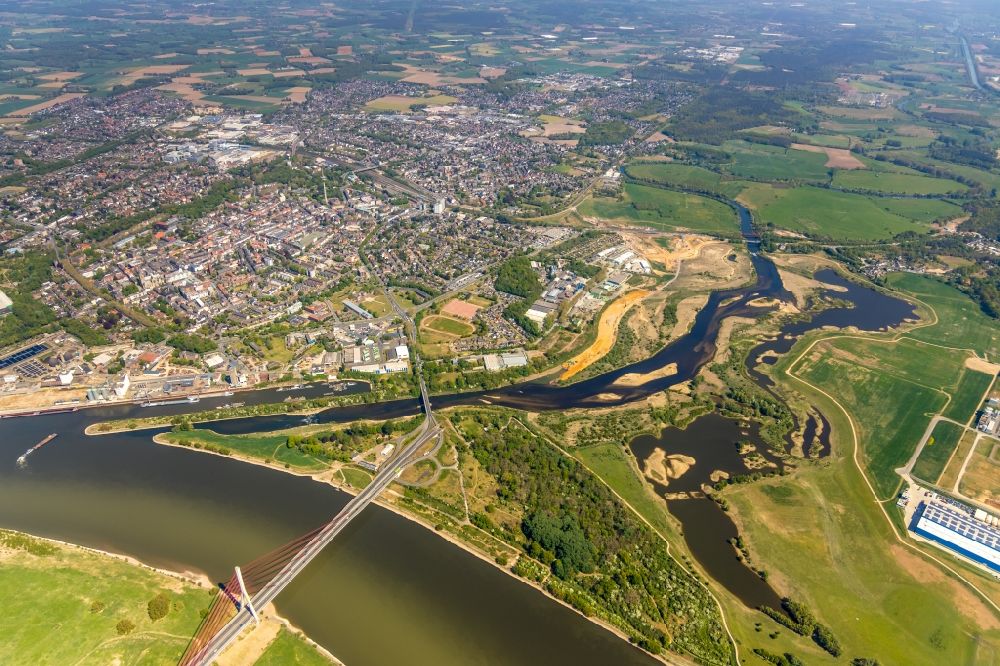 Luftaufnahme Wesel - Fluss- Delta und Mündungsraum der Lippe und Rhein mit Niederrheinbrücke bei Wesel im Bundesland Nordrhein-Westfalen, Deutschland