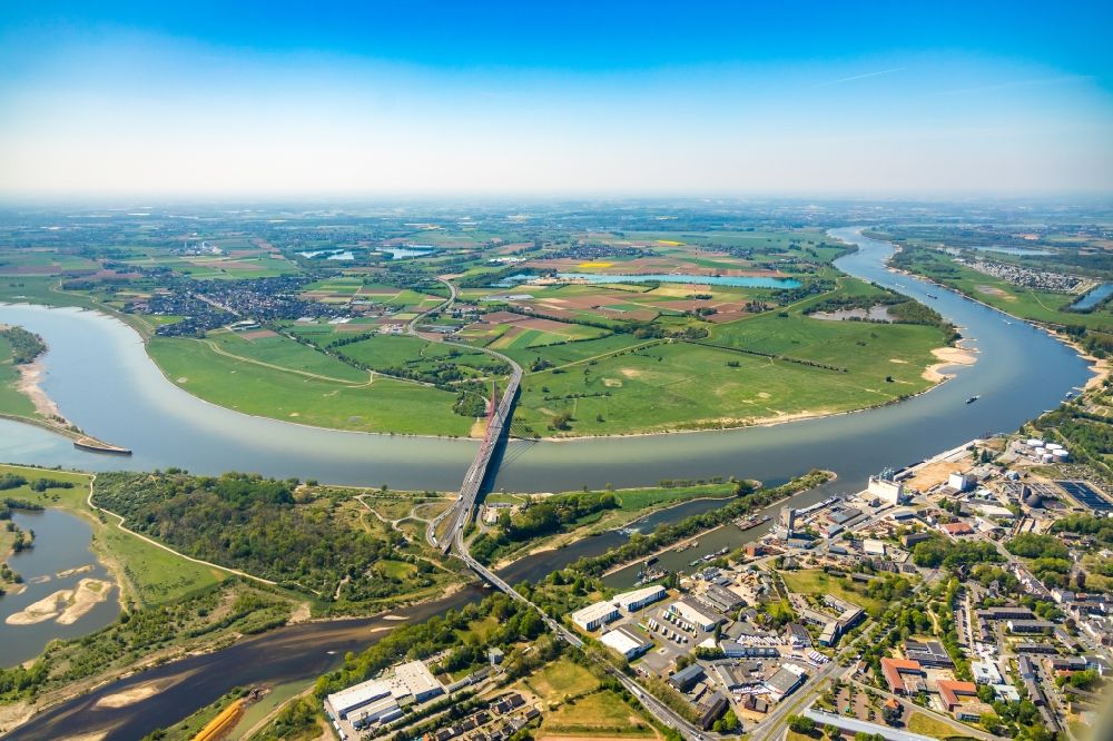 Wesel von oben - Fluss- Delta und Mündungsraum der Lippe und Rhein mit Niederrheinbrücke bei Wesel im Bundesland Nordrhein-Westfalen, Deutschland