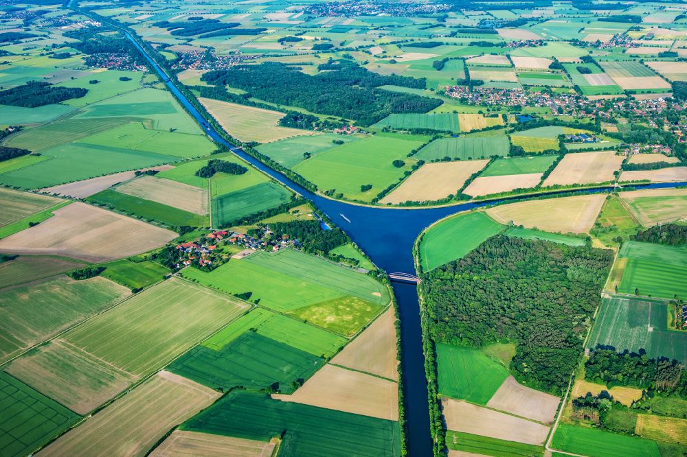 Edesbüttel aus der Vogelperspektive: Fluß- Delta und Strom- Mündung Elbe-Seitenkanal - Mittellandkanal in Edesbüttel im Bundesland Niedersachsen, Deutschland