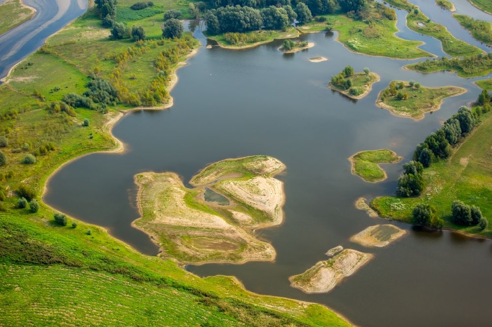Wesel von oben - Fluß- Delta und Strom- Mündung im Nationalen Schutzgebiet Lippemündungsraum in Wesel im Bundesland Nordrhein-Westfalen