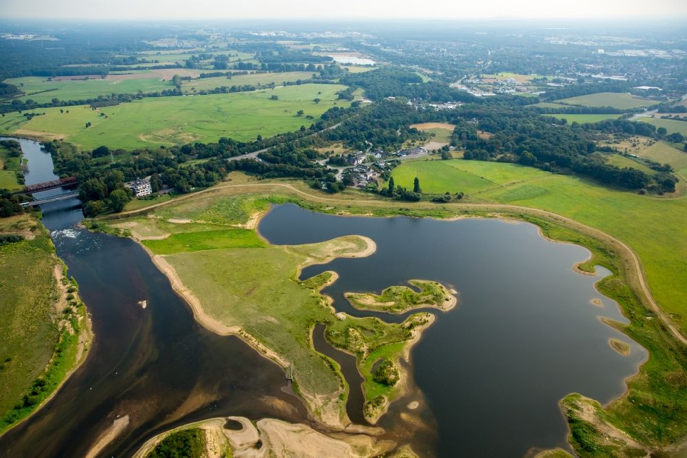 Wesel aus der Vogelperspektive: Fluß- Delta und Strom- Mündung im Nationalen Schutzgebiet Lippemündungsraum in Wesel im Bundesland Nordrhein-Westfalen