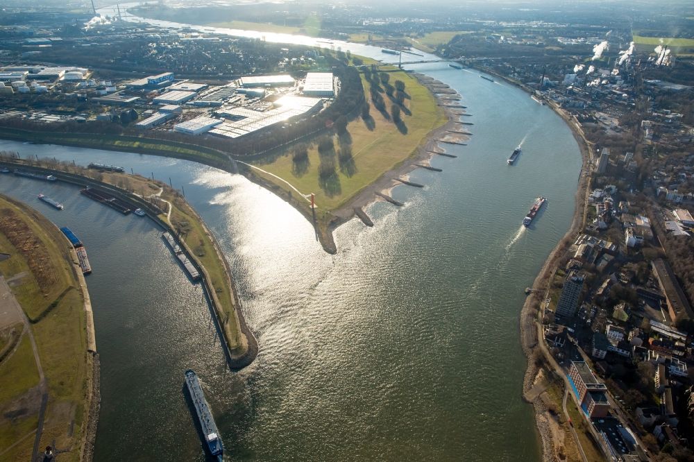 Duisburg aus der Vogelperspektive: Fluß- Delta und Strom- Mündung der Ruhr in den Rhein in Duisburg im Bundesland Nordrhein-Westfalen