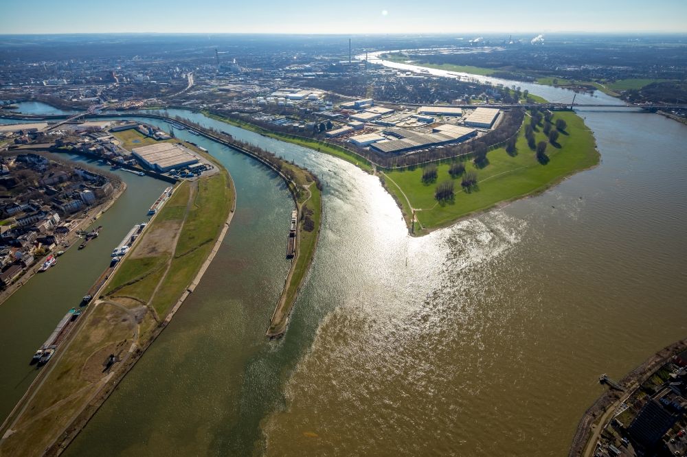 Duisburg aus der Vogelperspektive: Fluss- Delta und Strom- Mündung der Ruhr in den Rhein in Duisburg im Bundesland Nordrhein-Westfalen