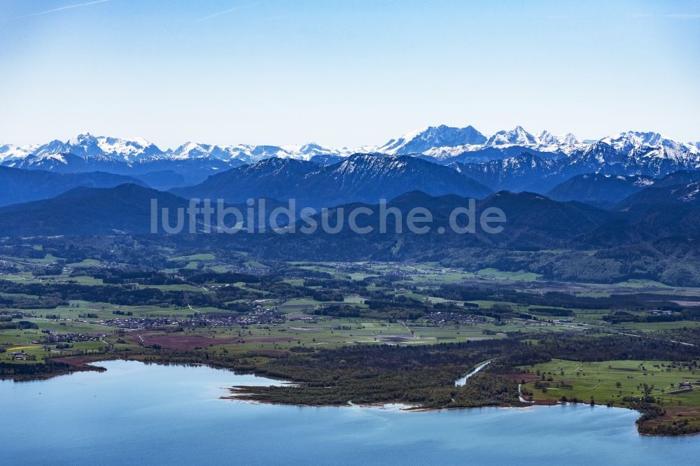 Chiemsee aus der Vogelperspektive: Fluß- Delta und Strom- Mündung der Tiroler Ache in Chiemsee im Bundesland Bayern, Deutschland