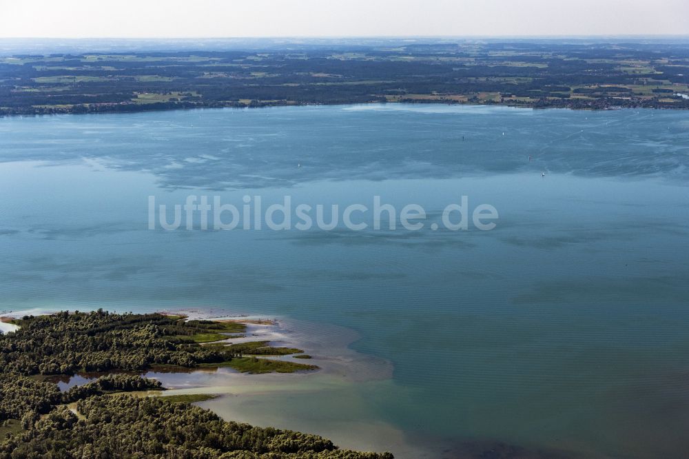 Chiemsee von oben - Fluß- Delta und Strom- Mündung der Tiroler Ache in Chiemsee im Bundesland Bayern, Deutschland