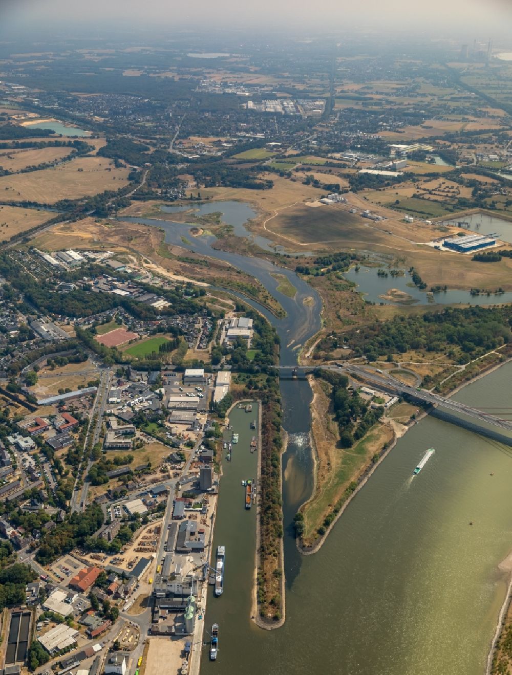 Luftaufnahme Wesel - Fluß- Delta und Strom- Mündung zwischen Lippemündung und Rhein im Ortsteil Lippedorf in Wesel im Bundesland Nordrhein-Westfalen, Deutschland
