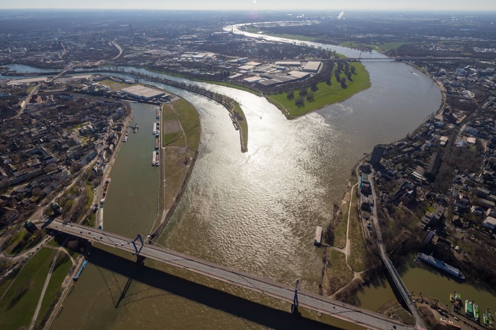 Duisburg von oben - Fluß- Delta und Strom- Mündung zwischen Ruhr und Rhein im Ortsteil Homberg-Ruhrort-Baerl in Duisburg im Bundesland Nordrhein-Westfalen, Deutschland