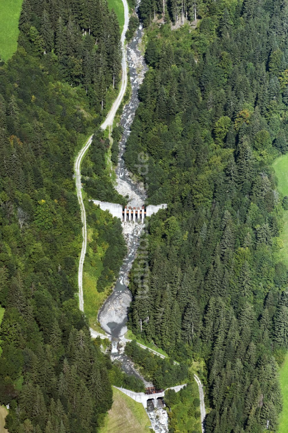 Goldegg von oben - Fluß - Kurvenverlauf eines Bergfluß hinunter ins Tal in Goldegg in Salzburg, Österreich