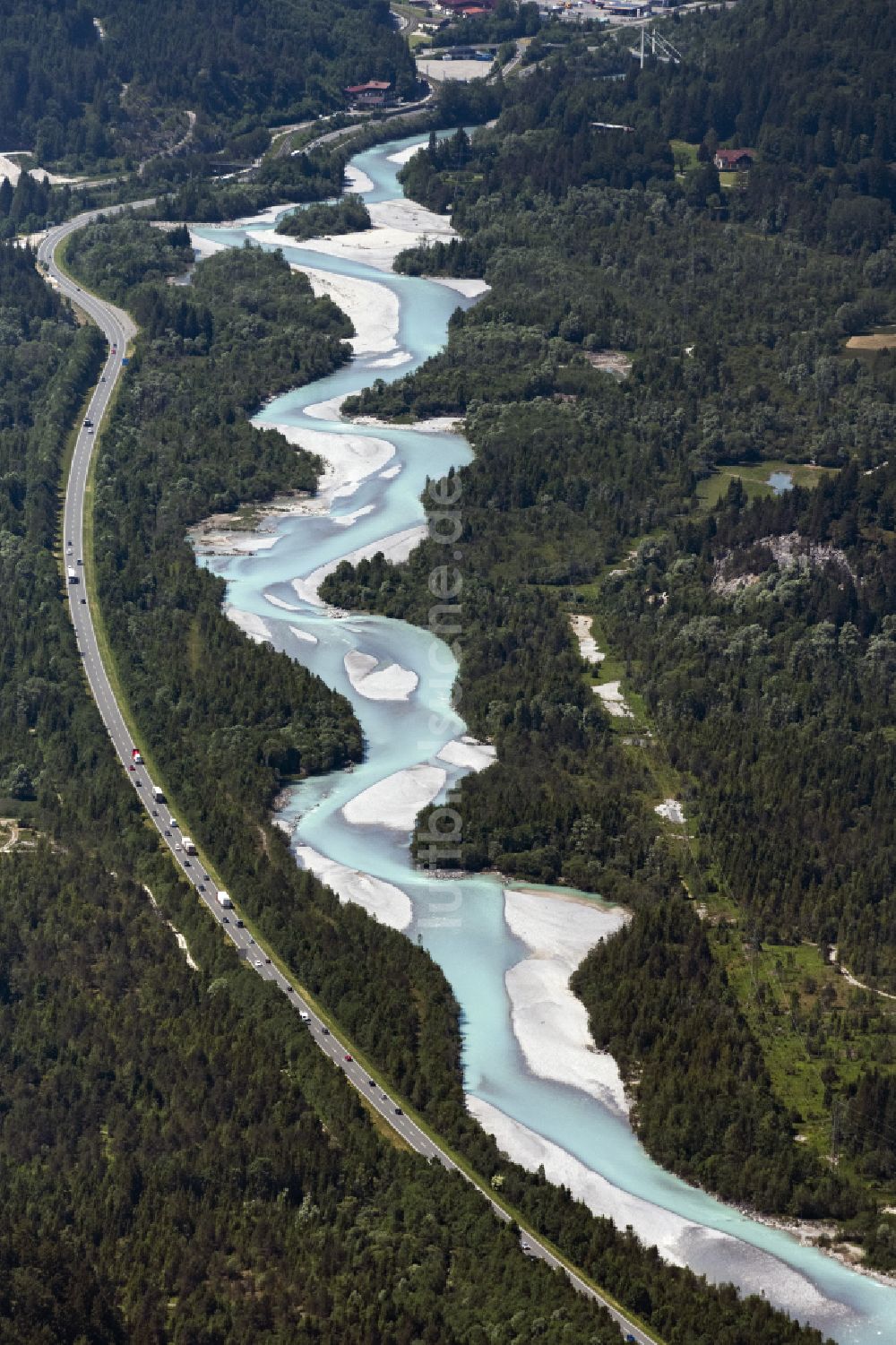 Pinswang aus der Vogelperspektive: Fluß - Kurvenverlauf des Lech in Pinswang in Tirol, Österreich