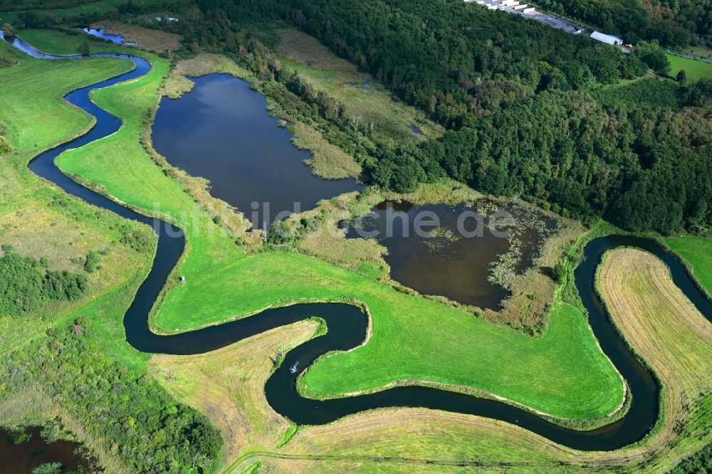 Luftaufnahme Trollenhagen - Fluß - Kurvenverlauf der Tollense in Trollenhagen im Bundesland Mecklenburg-Vorpommern, Deutschland