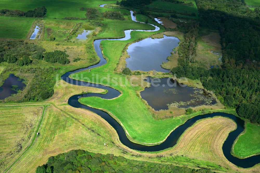Trollenhagen aus der Vogelperspektive: Fluß - Kurvenverlauf der Tollense in Trollenhagen im Bundesland Mecklenburg-Vorpommern, Deutschland