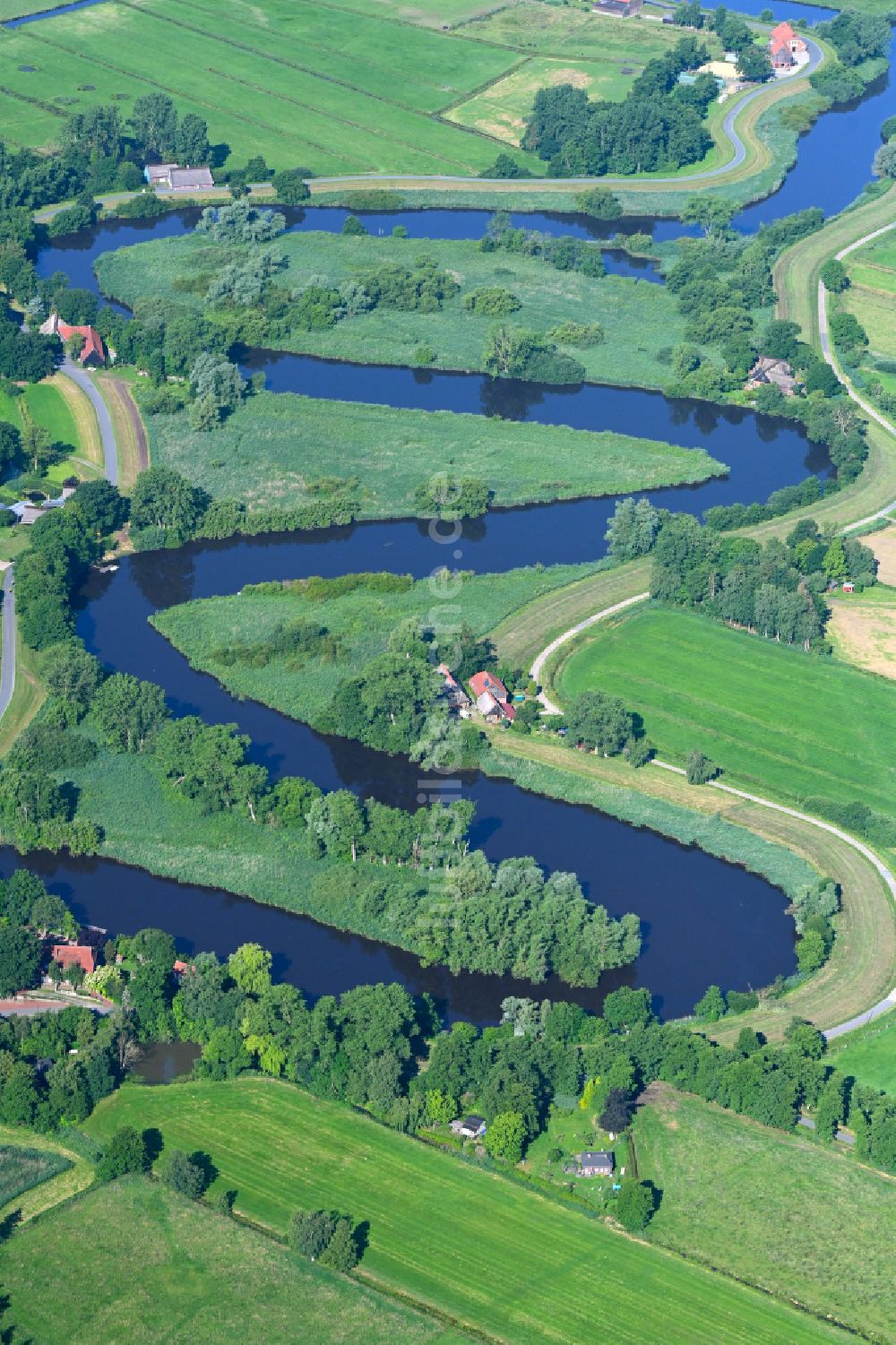 Luftaufnahme Lilienthal - Fluß - Kurvenverlauf der Wümme in Lilienthal im Bundesland Niedersachsen, Deutschland