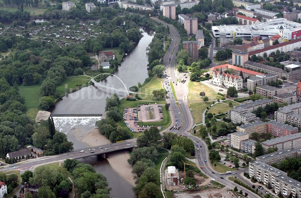 Luftaufnahme Dessau-Roßlau - Fluss Mulde am Palais des Schloss Museum für Stadtgeschichte in Dessau-Roßlau im Bundesland Sachsen-Anhalt, Deutschland