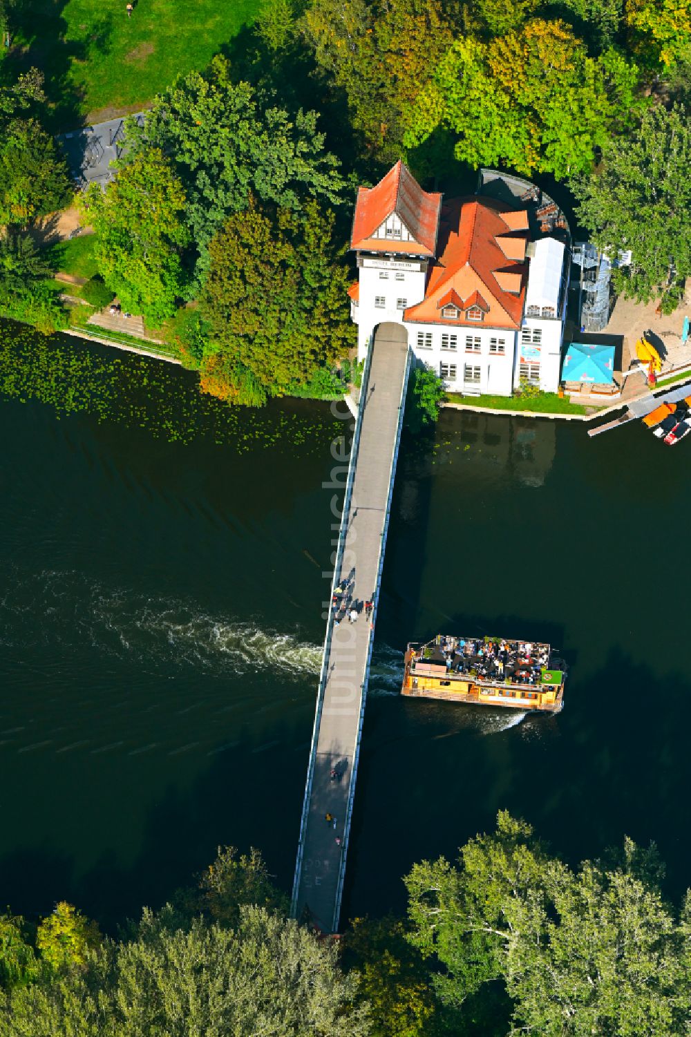 Berlin aus der Vogelperspektive: Flußbrücke Abteibrücke an der Insel der Jugend im Ortsteil Treptow in Berlin, Deutschland