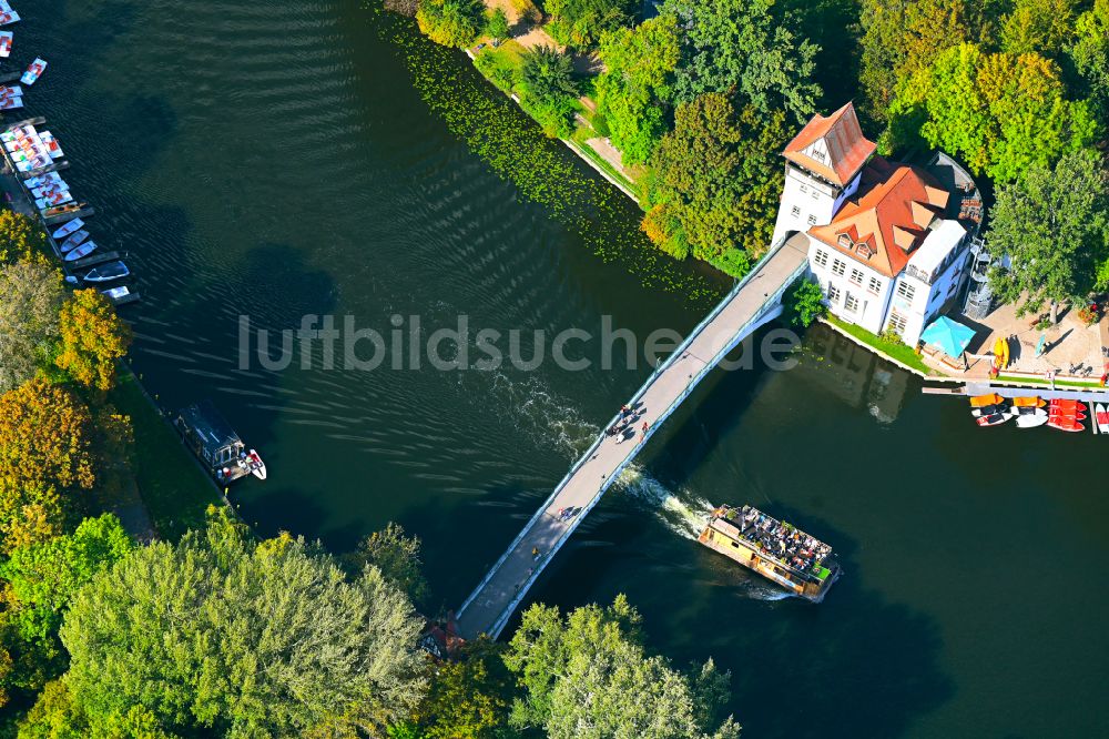 Luftbild Berlin - Flußbrücke Abteibrücke an der Insel der Jugend im Ortsteil Treptow in Berlin, Deutschland