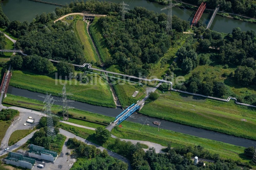 Luftaufnahme Gelsenkirchen - Flussbrücke über die Emscher in Gelsenkirchen im Bundesland Nordrhein-Westfalen, Deutschland