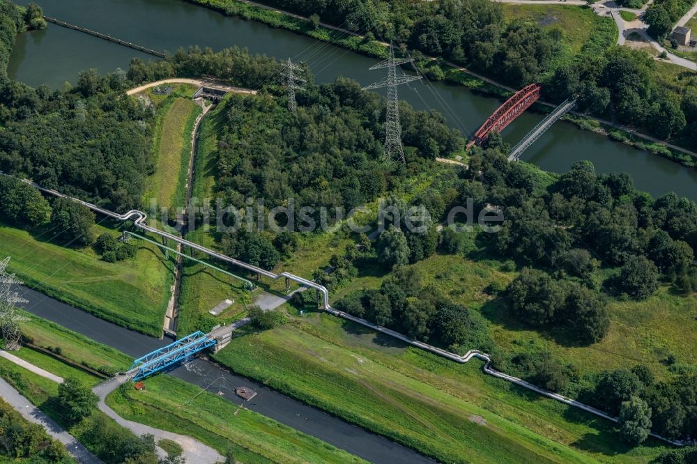 Gelsenkirchen von oben - Flussbrücke über die Emscher in Gelsenkirchen im Bundesland Nordrhein-Westfalen, Deutschland