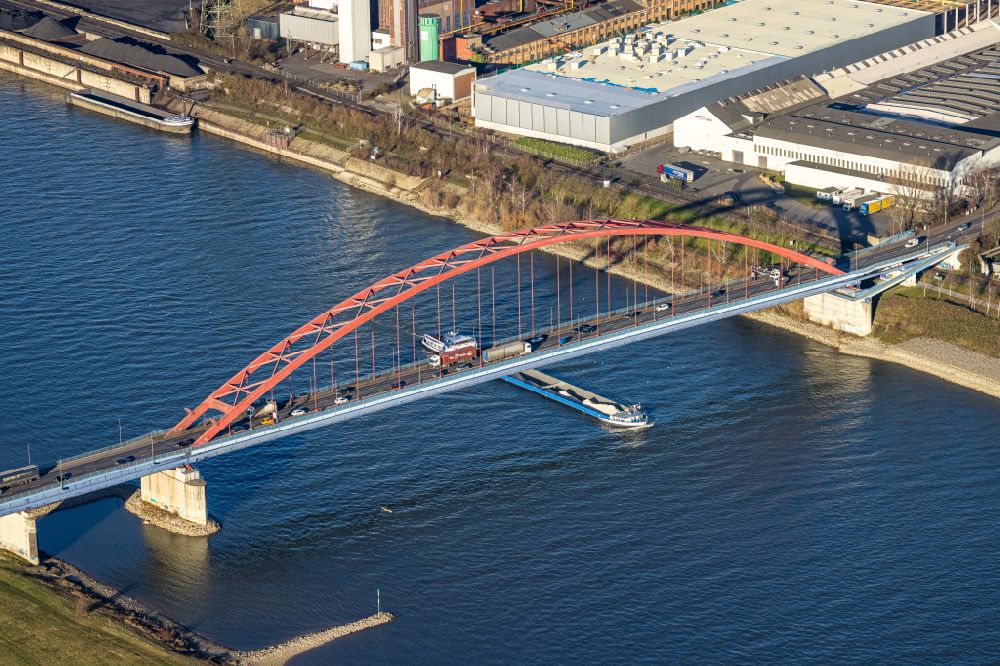Luftbild Duisburg - Flußbrücke über den Rhein Brücke der Solidarität in Duisburg im Bundesland Nordrhein-Westfalen, Deutschland
