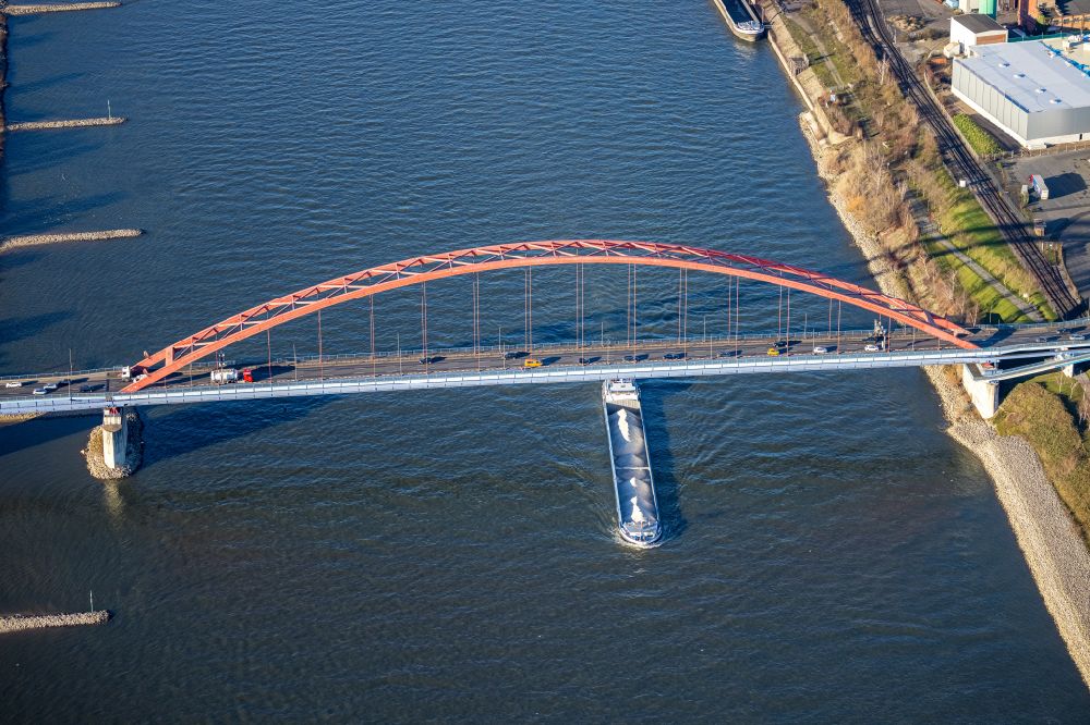 Duisburg von oben - Flußbrücke über den Rhein Brücke der Solidarität in Duisburg im Bundesland Nordrhein-Westfalen, Deutschland