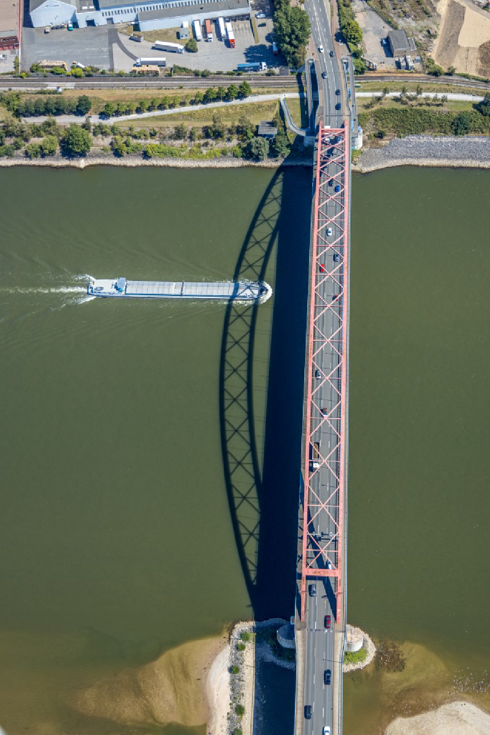 Luftaufnahme Duisburg - Flußbrücke über den Rhein Brücke der Solidarität in Duisburg im Bundesland Nordrhein-Westfalen, Deutschland