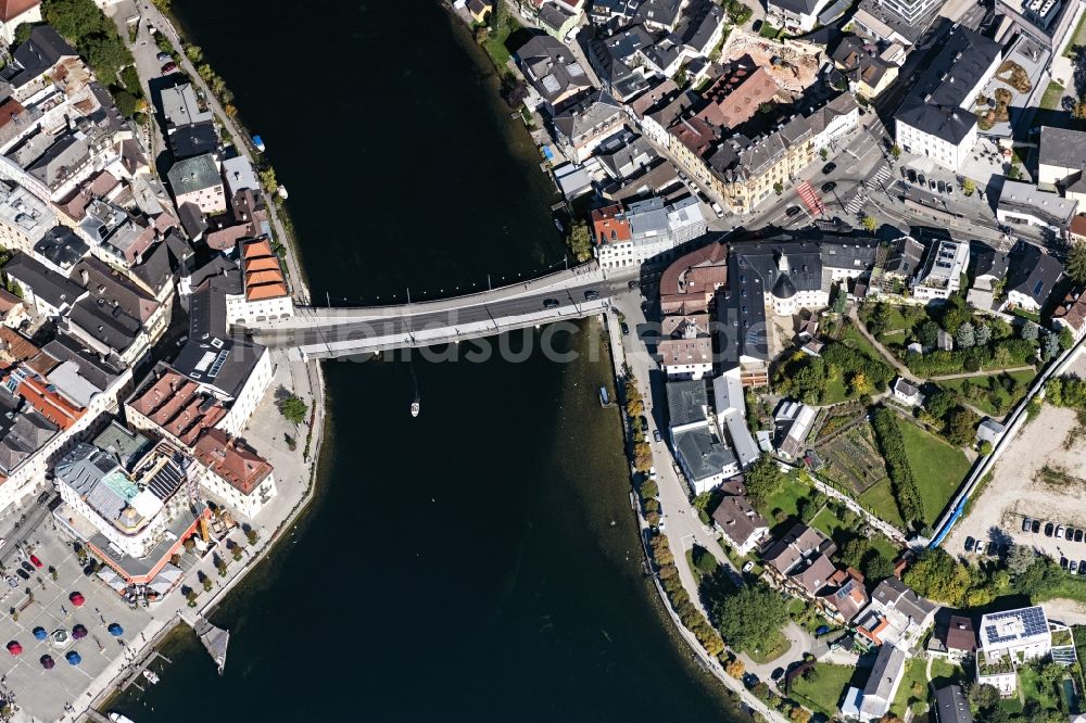 Gmunden aus der Vogelperspektive: Flußbrücke über die Traun sowie das Kapuzinerkloster, das Rathaus und die Schiffstation am Traunsee in Gmunden in Oberösterreich, Österreich