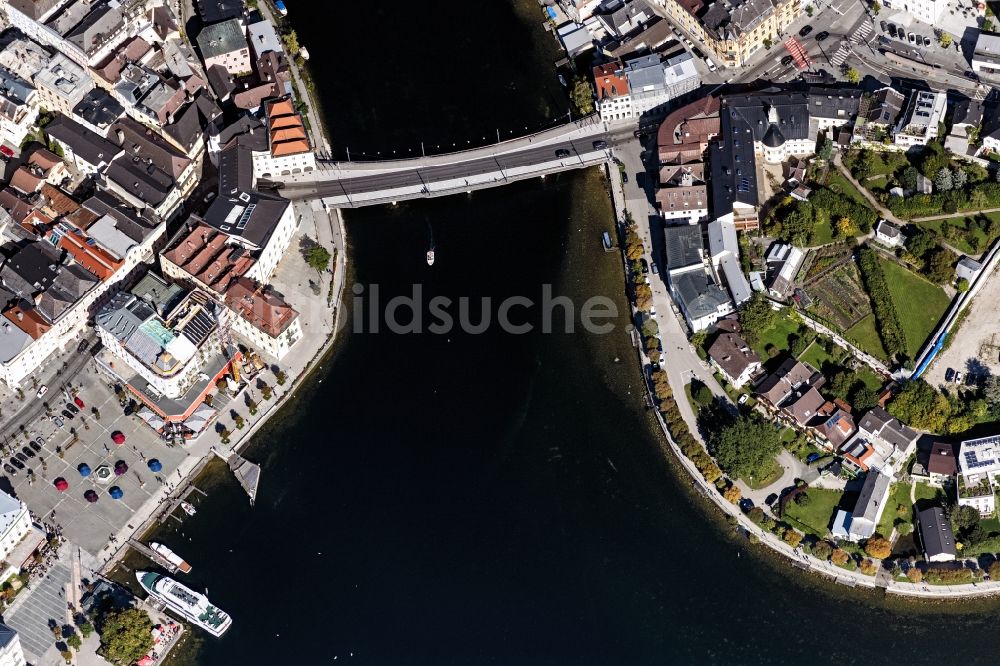 Luftbild Gmunden - Flußbrücke über die Traun sowie das Kapuzinerkloster, das Rathaus und die Schiffstation am Traunsee in Gmunden in Oberösterreich, Österreich