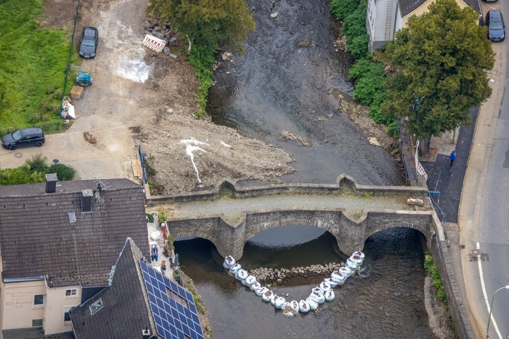 Hagen von oben - Flußbrücke über die Volme Am Volmewehr in Hagen im Bundesland Nordrhein-Westfalen, Deutschland