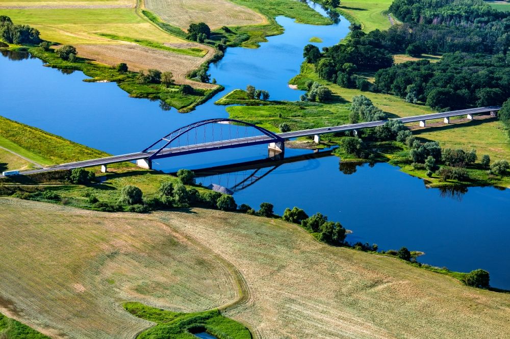 Luftaufnahme Dömitz - Flußbrücke Bundesstraße B191 zur Überquerung der Elbe in Dömitz im Bundesland Mecklenburg-Vorpommern, Deutschland