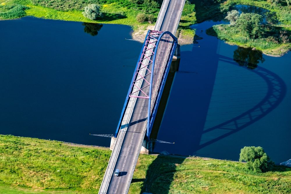 Dömitz aus der Vogelperspektive: Flußbrücke Bundesstraße B191 zur Überquerung der Elbe in Dömitz im Bundesland Mecklenburg-Vorpommern, Deutschland