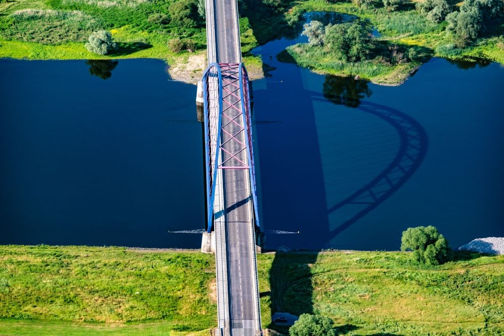 Luftbild Dömitz - Flußbrücke Bundesstraße B191 zur Überquerung der Elbe in Dömitz im Bundesland Mecklenburg-Vorpommern, Deutschland