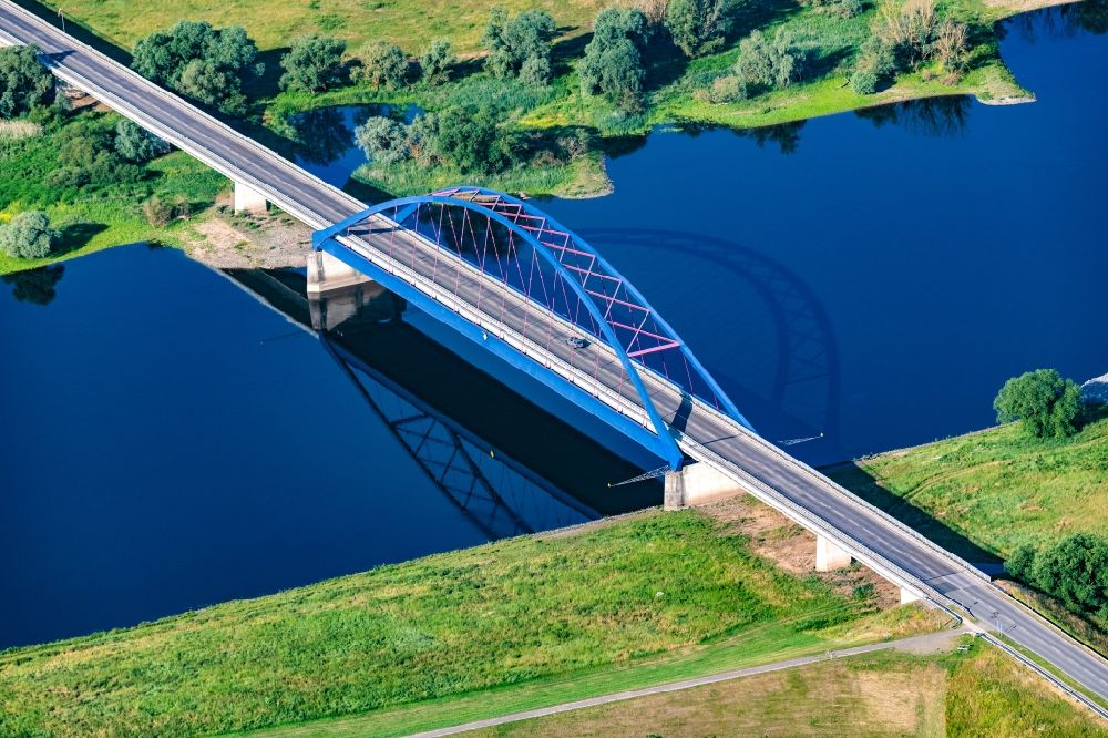Dömitz von oben - Flußbrücke Bundesstraße B191 zur Überquerung der Elbe in Dömitz im Bundesland Mecklenburg-Vorpommern, Deutschland