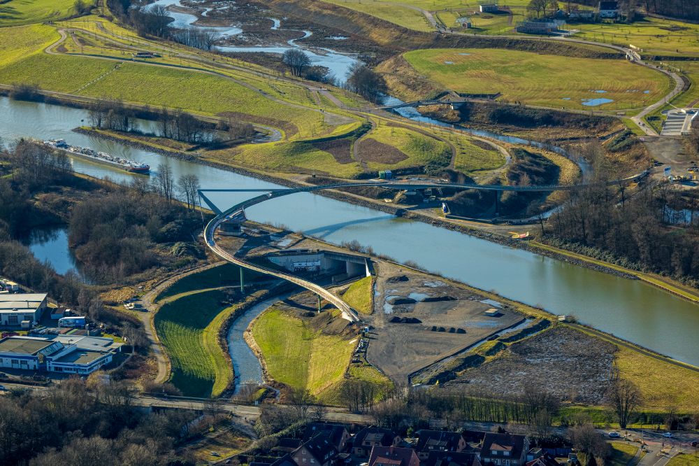 Luftbild Castrop-Rauxel - Flußbrücke Cassurker Schwinge über den Rhein-Herne-Kanal - Emscher in Castrop-Rauxel im Bundesland Nordrhein-Westfalen, Deutschland