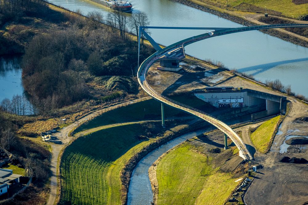 Luftaufnahme Castrop-Rauxel - Flußbrücke Cassurker Schwinge über den Rhein-Herne-Kanal - Emscher in Castrop-Rauxel im Bundesland Nordrhein-Westfalen, Deutschland