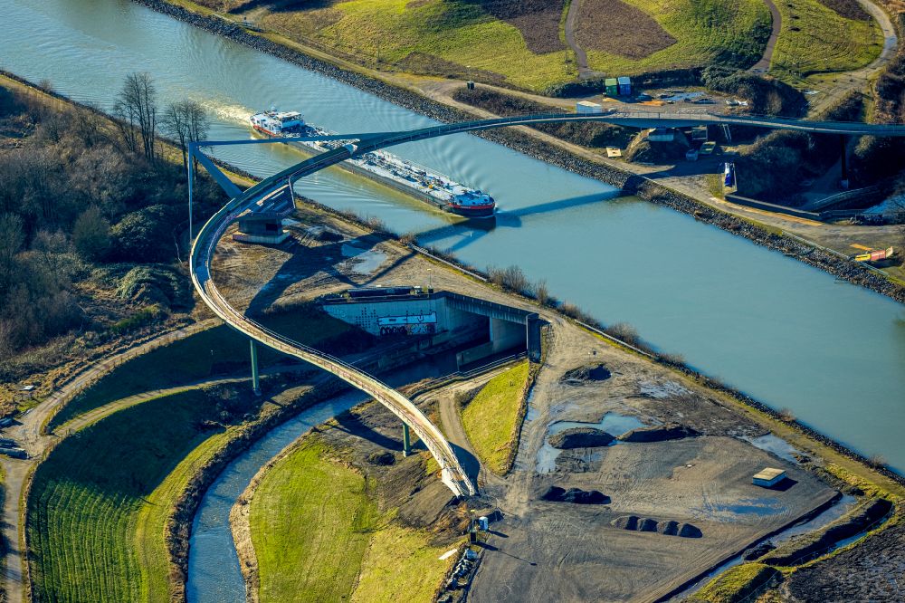 Castrop-Rauxel von oben - Flußbrücke Cassurker Schwinge über den Rhein-Herne-Kanal - Emscher in Castrop-Rauxel im Bundesland Nordrhein-Westfalen, Deutschland