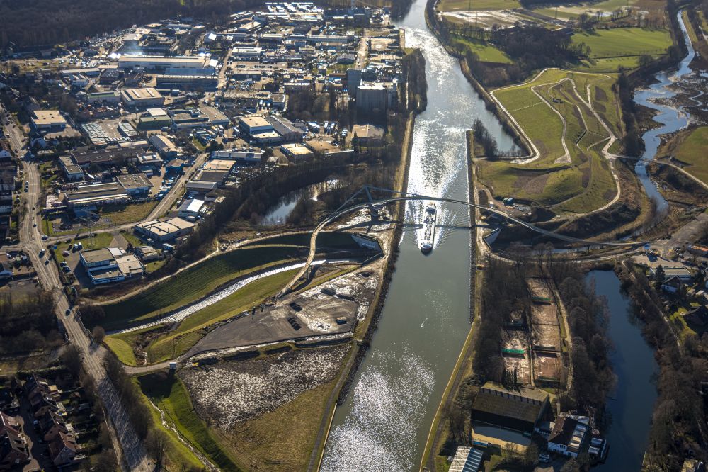 Castrop-Rauxel aus der Vogelperspektive: Flußbrücke Cassurker Schwinge über den Rhein-Herne-Kanal - Emscher in Castrop-Rauxel im Bundesland Nordrhein-Westfalen, Deutschland
